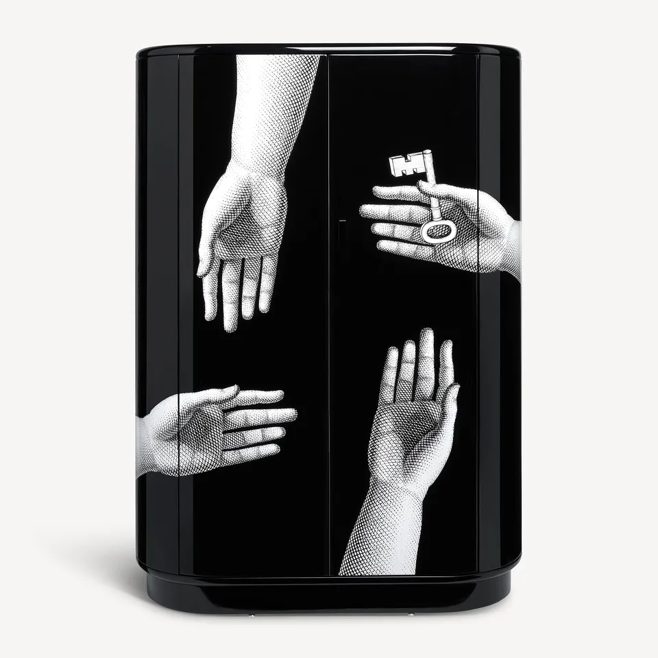 atelier-fornasetti-mani-schrank-h-nde-schloss-gebogen image 1