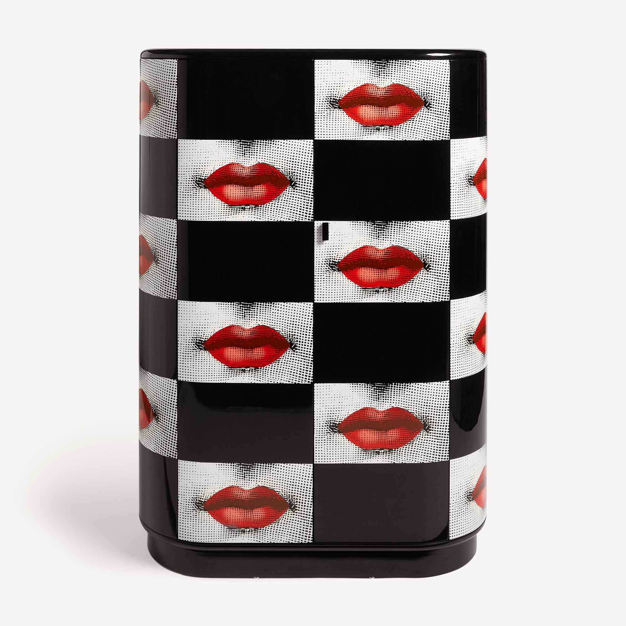 fornasetti-kiss-kommode-gerundet-lina-cavalieri-handlackiert image 1