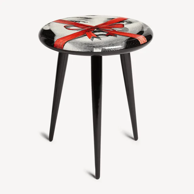 fornasetti-gift-hocker-holzbeine-hand-siebdruck image 1