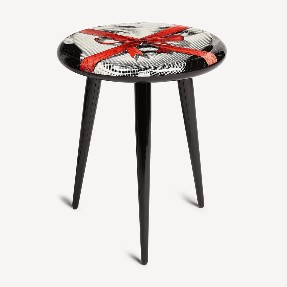 fornasetti-gift-hocker-holzbeine-hand-siebdruck image 1