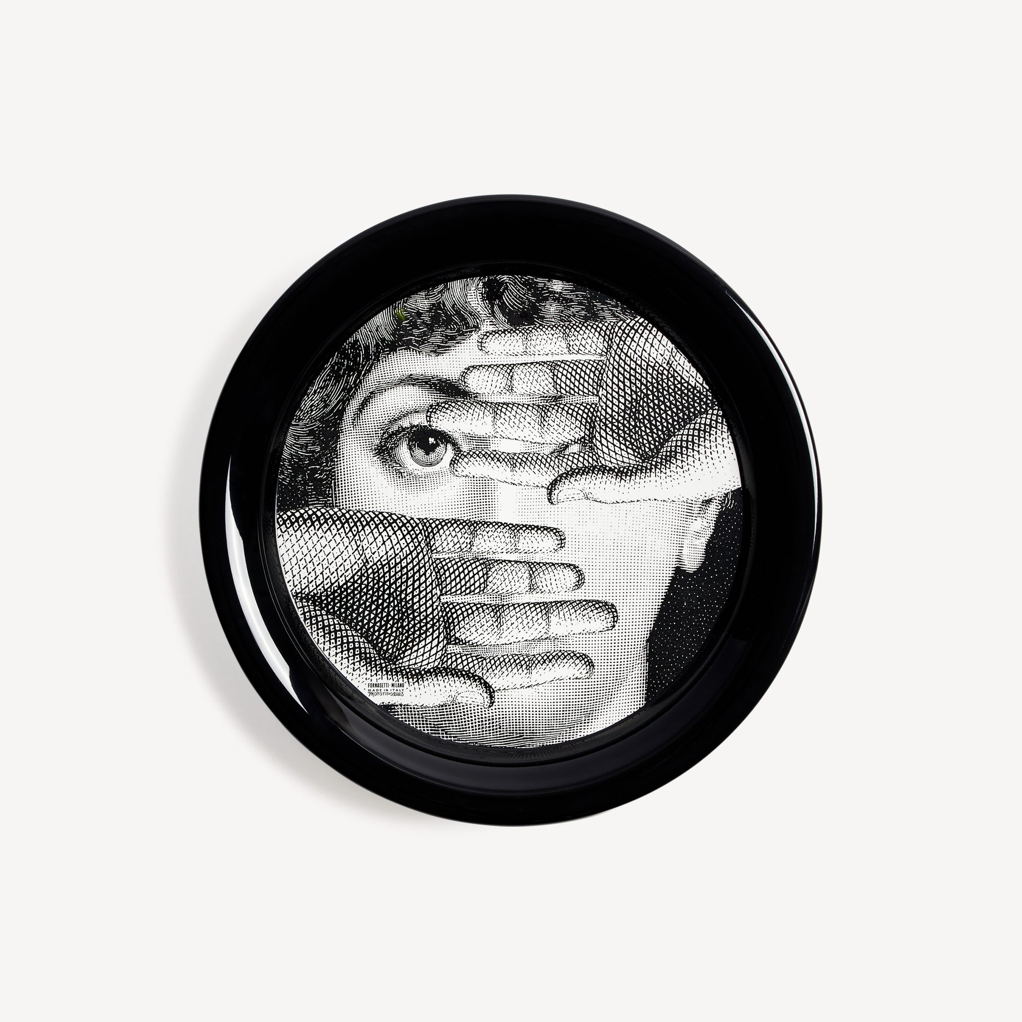 fornasetti-tema-e-variazioni-n-154-tablett-rund-metall-gesicht image 1