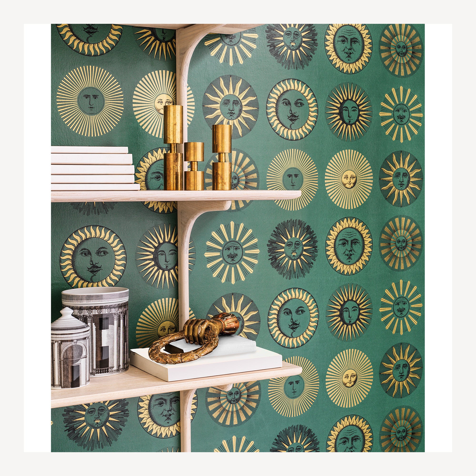 fornasetti-soli-tapete-sonnengesicht-smaragdgr-n-52cm-x-10m image 2