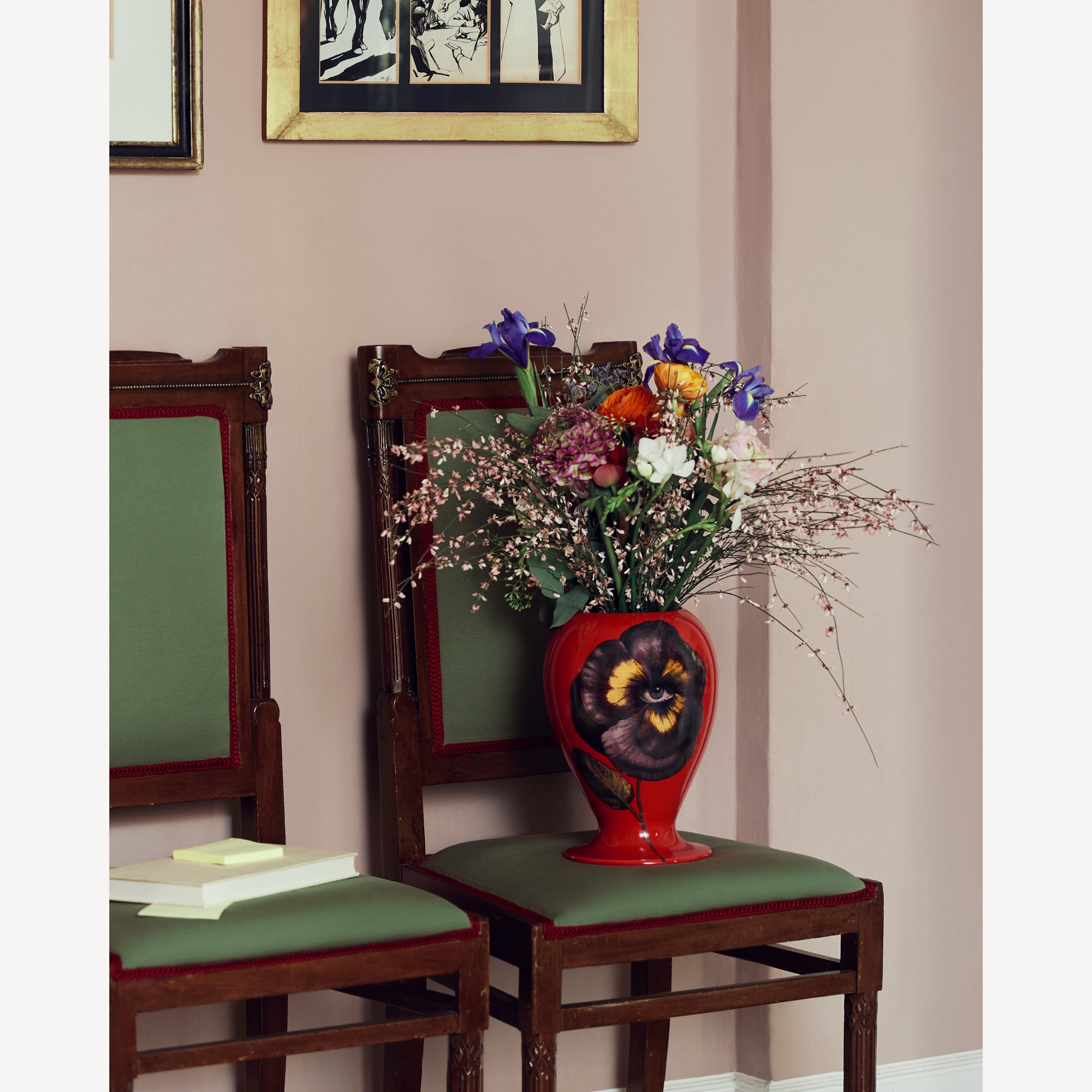 fornasetti-pensee-vase-blumenvase-keramik-bunt-tema image 5