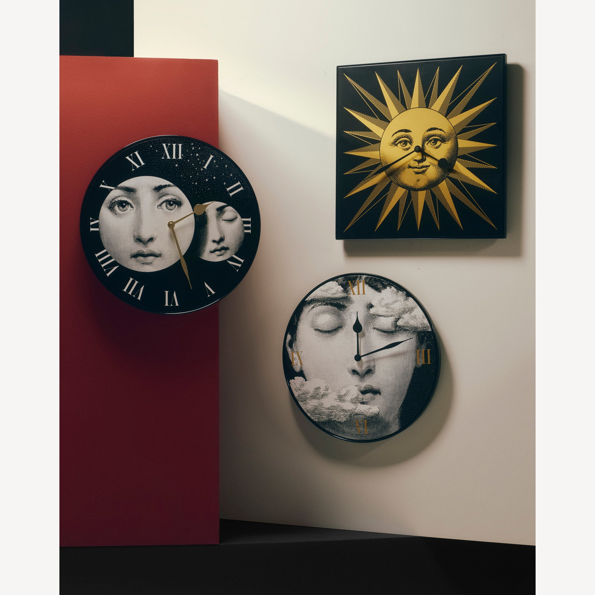 fornasetti-tra-le-nuvole-wanduhr-metall-wolken-gesicht image 4