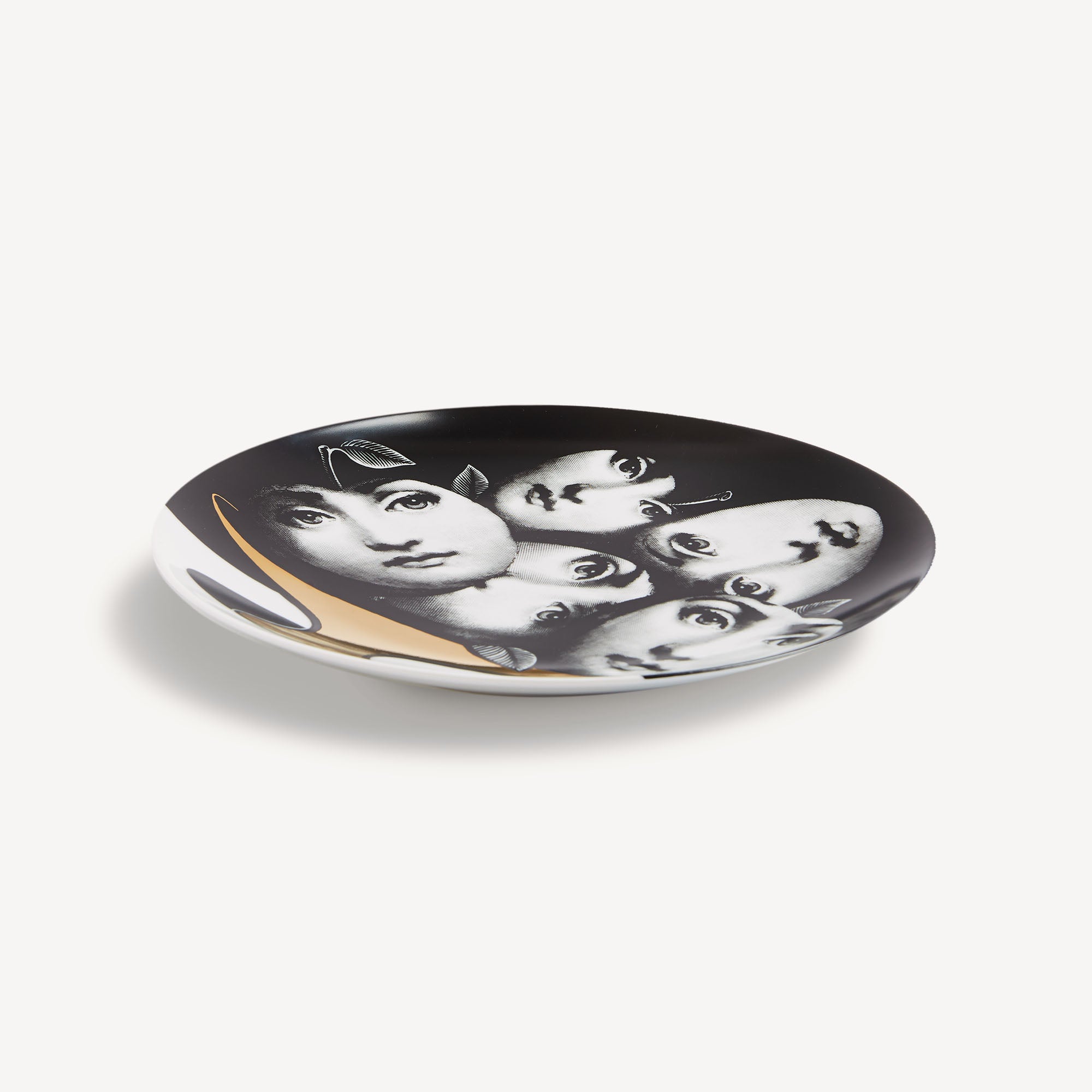 fornasetti-tema-variazioni-n-104-wandteller-porzellan-gold-lina-cavalieri image 2
