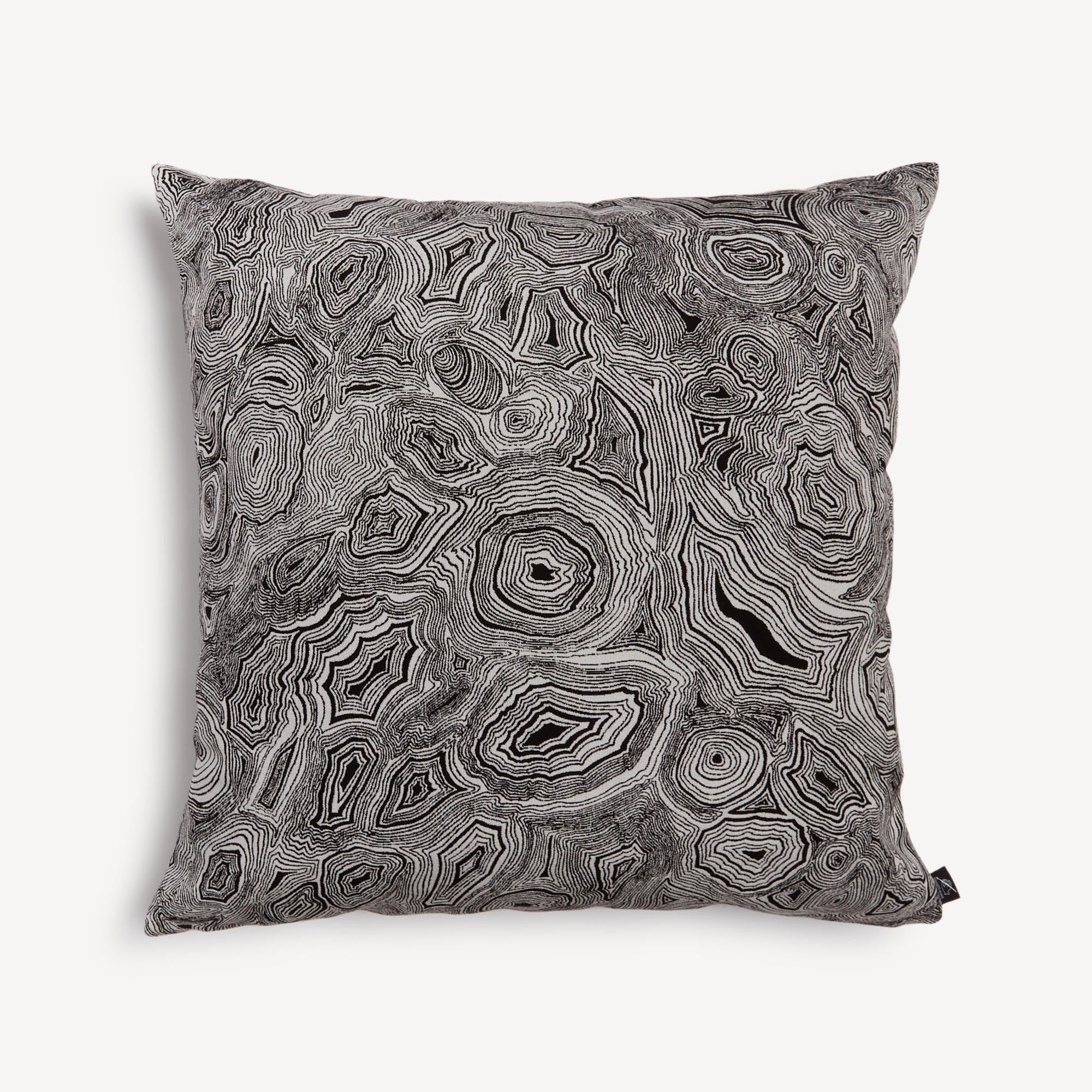 fornasetti-malachite-outdoor-kissen-schwarz-wei image 1