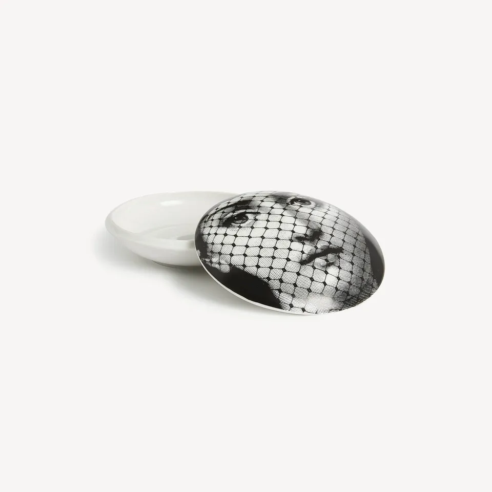 fornasetti-tema-e-variazioni-n-78-dose-porzellan-rund-2 image 1