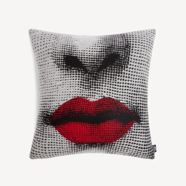 fornasetti-kiss-kissen-wolle-rot-lina-cavalieri image 1