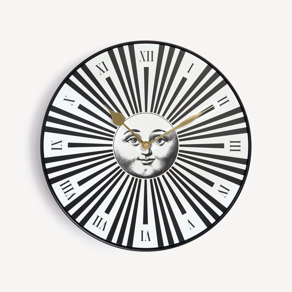 atelier-fornasetti-sole-raggiante-wanduhr-metall-lautlos image 1