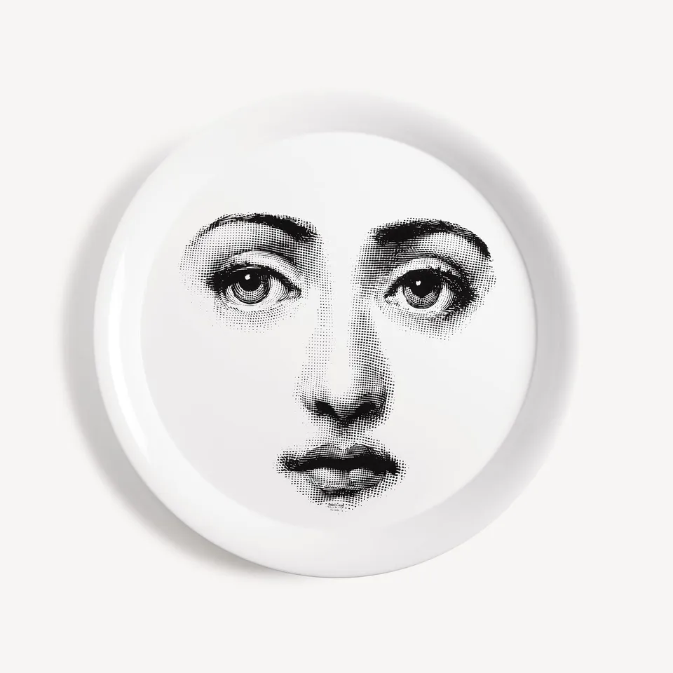fornasetti-tema-e-variazioni-n-6-tablett-rund-gesicht image 1