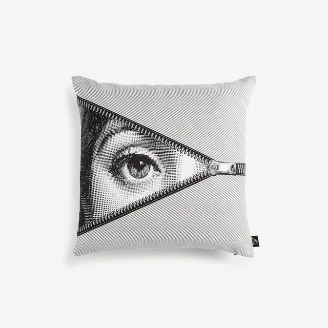 fornasetti-tema-e-variazioni-n-401-kissen-gesicht-schwarz-wei image 1
