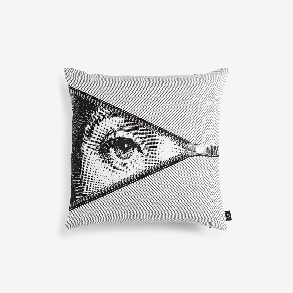 fornasetti-tema-e-variazioni-n-401-kissen-gesicht-schwarz-wei image 1
