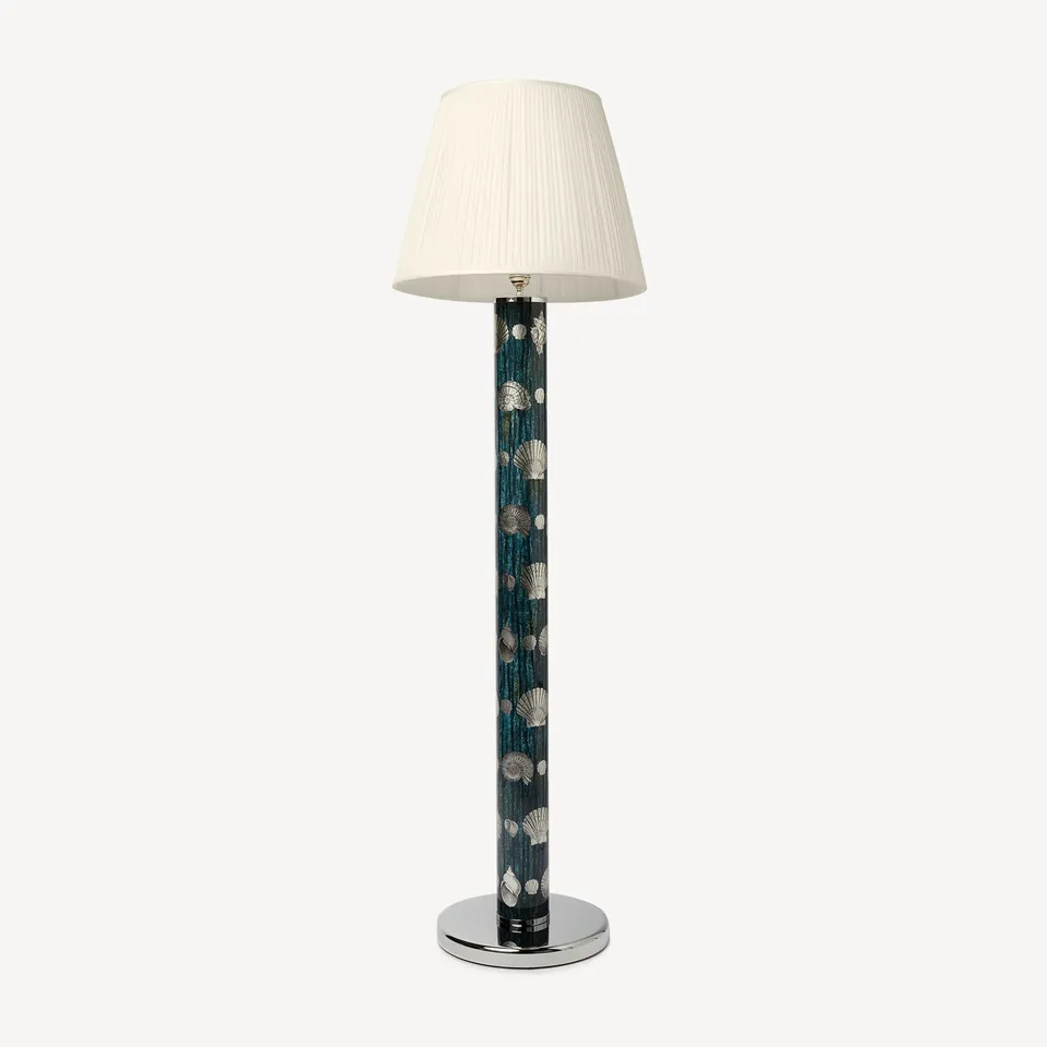 fornasetti-lampenschirm-konisch-stoff-plissiert-tischleuchte image 1