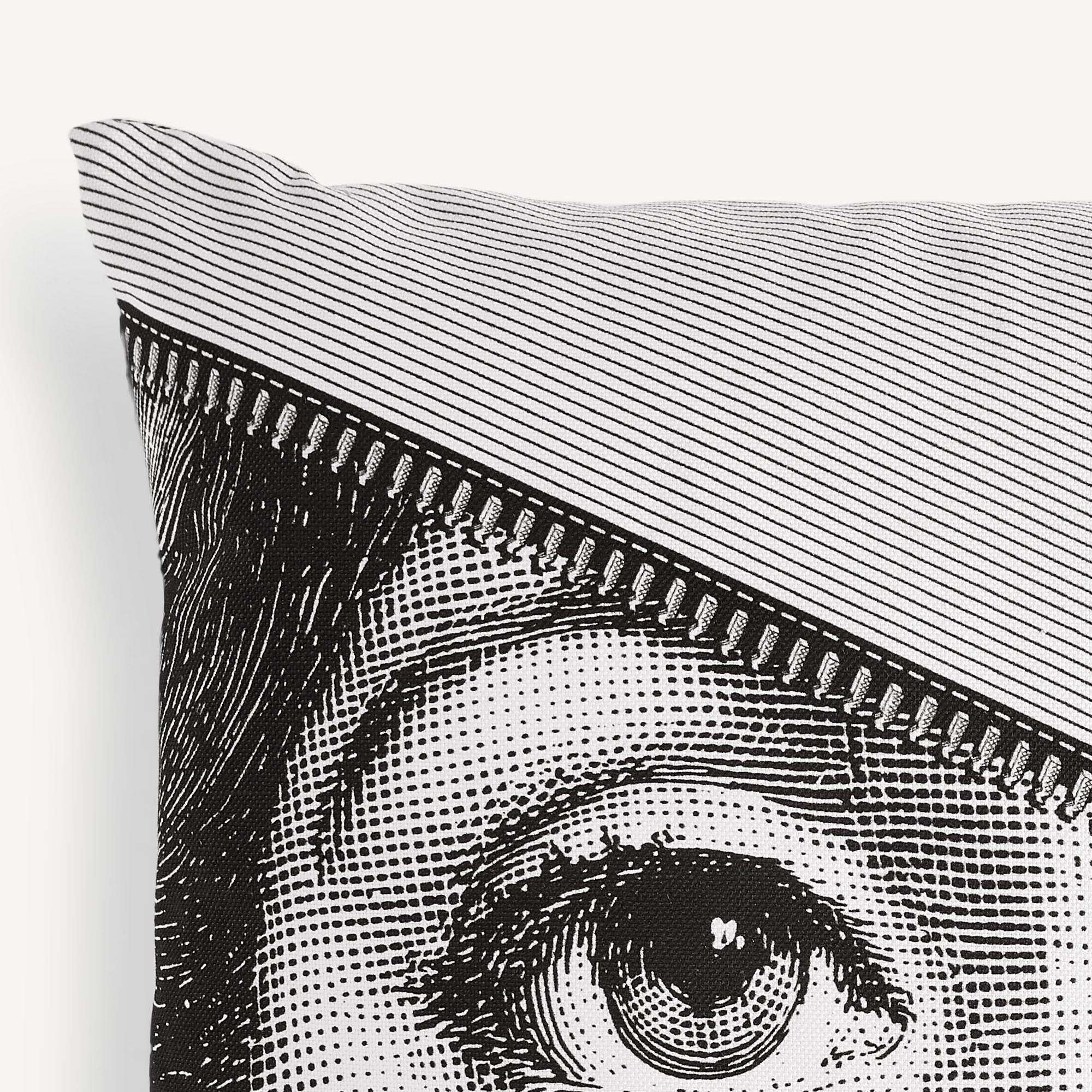 atelier-fornasetti-tema-e-variazioni-n-401-kissen-gesicht image 3