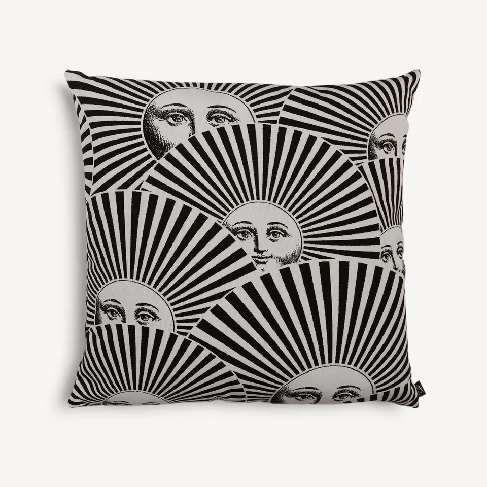 atelier-fornasetti-soli-a-ventaglio-outdoorkissen-sonne image 1
