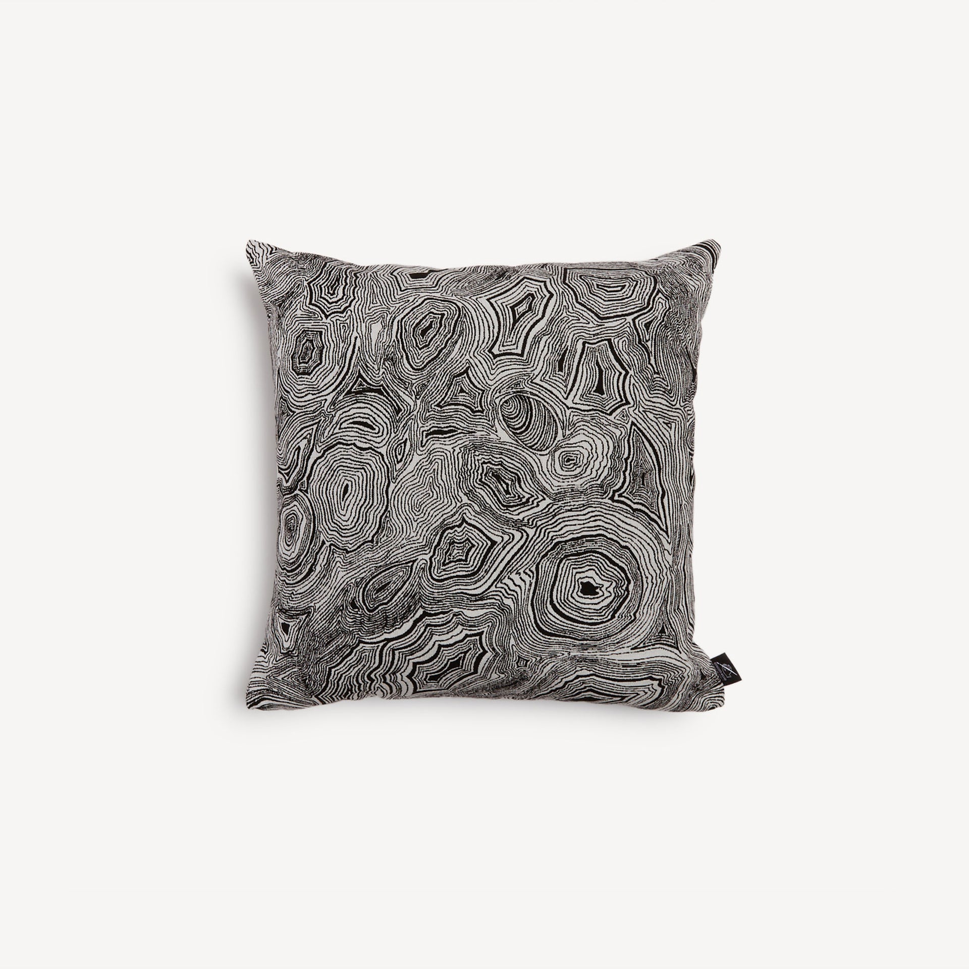 fornasetti-outdoor-kissen-malachite-stoff-schwarz-wei image 1