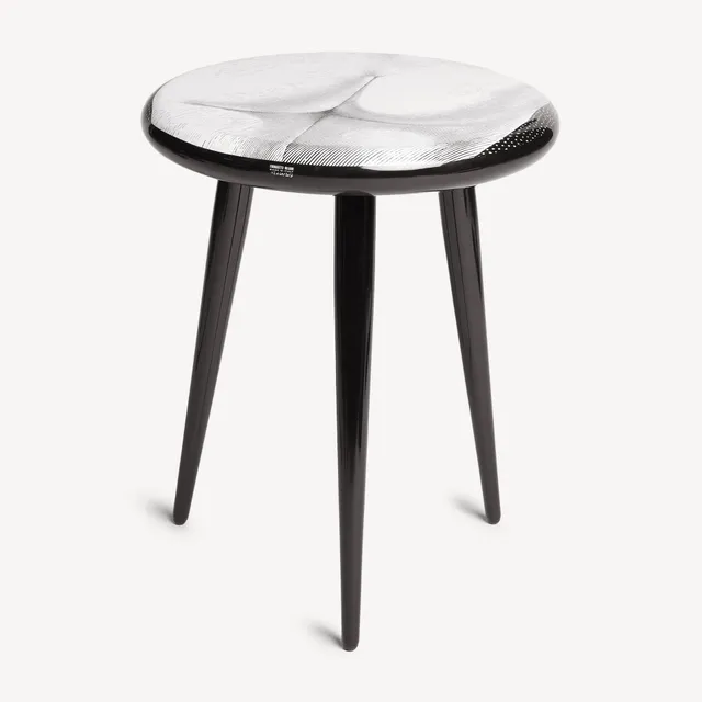 fornasetti-furniture-tergonomico-hocker-holzbeine-siebdruck image 1
