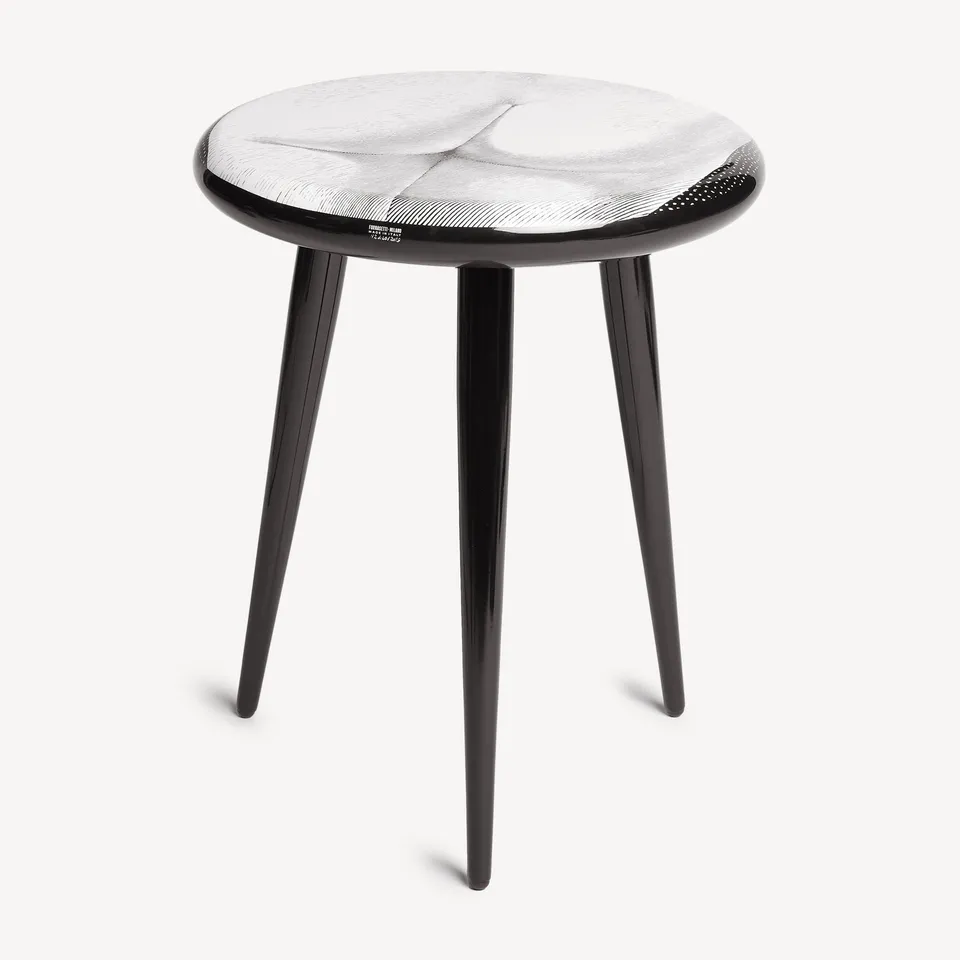 fornasetti-furniture-tergonomico-hocker-holzbeine-siebdruck image 1