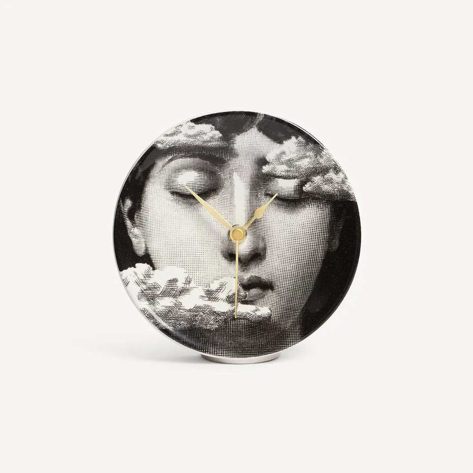 atelier-fornasetti-tra-le-nuvole-tischuhr-gesicht-wolken image 1
