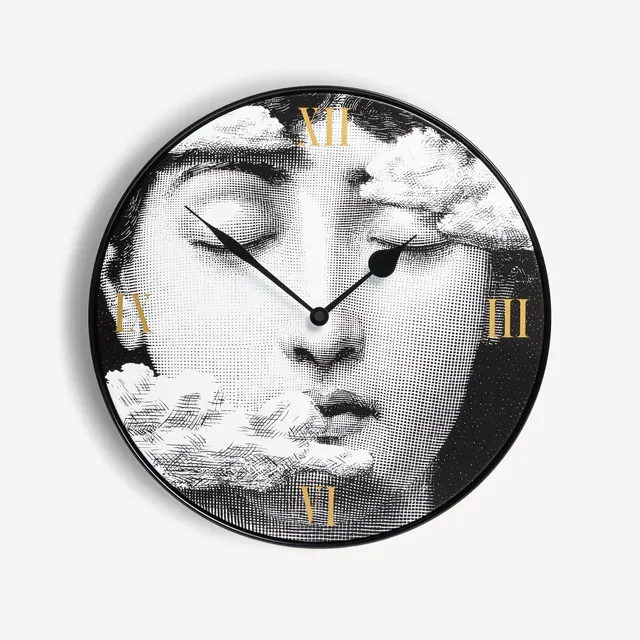 fornasetti-tra-le-nuvole-wanduhr-metall-wolken-gesicht image 1