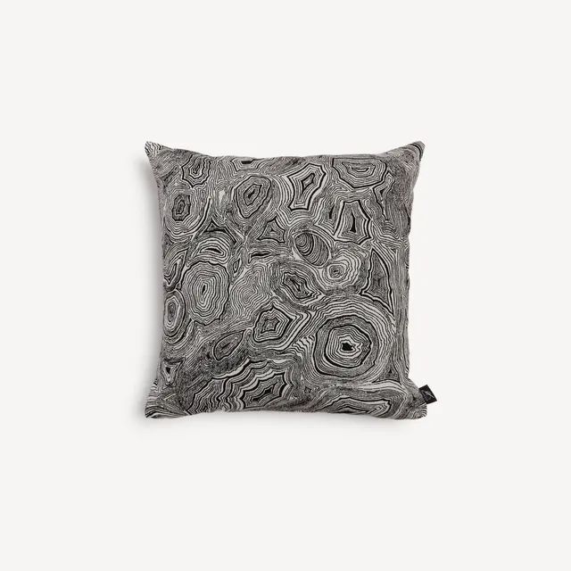 fornasetti-outdoor-kissen-malachite-stoff-schwarz-wei image 1