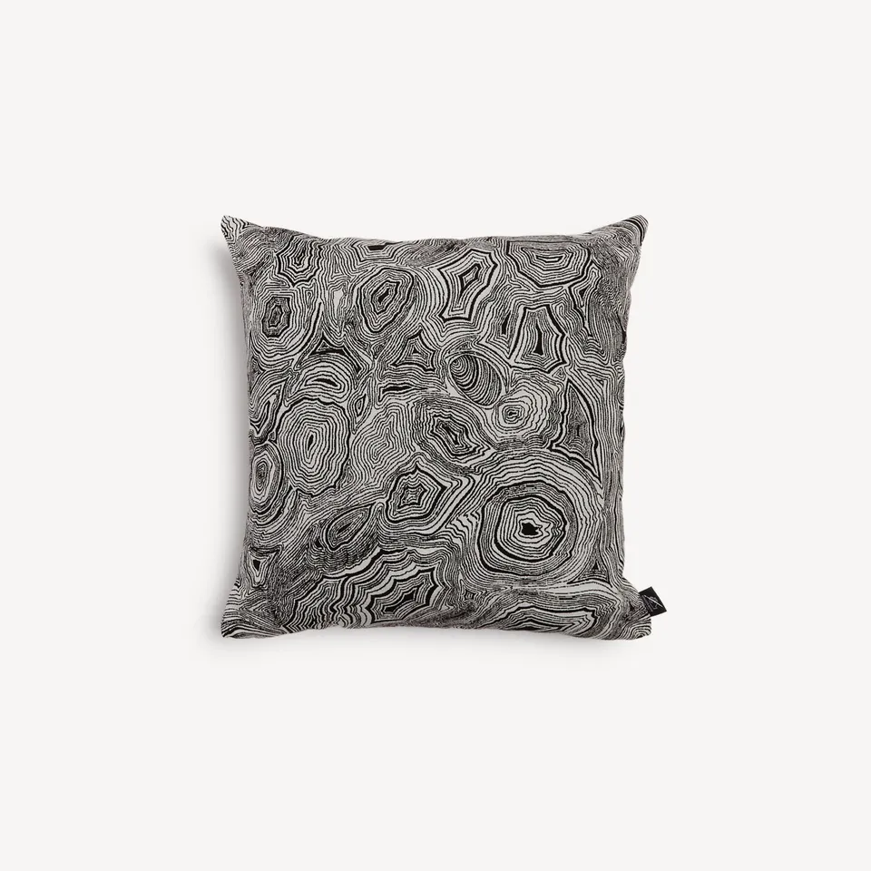 fornasetti-outdoor-kissen-malachite-stoff-schwarz-wei image 1