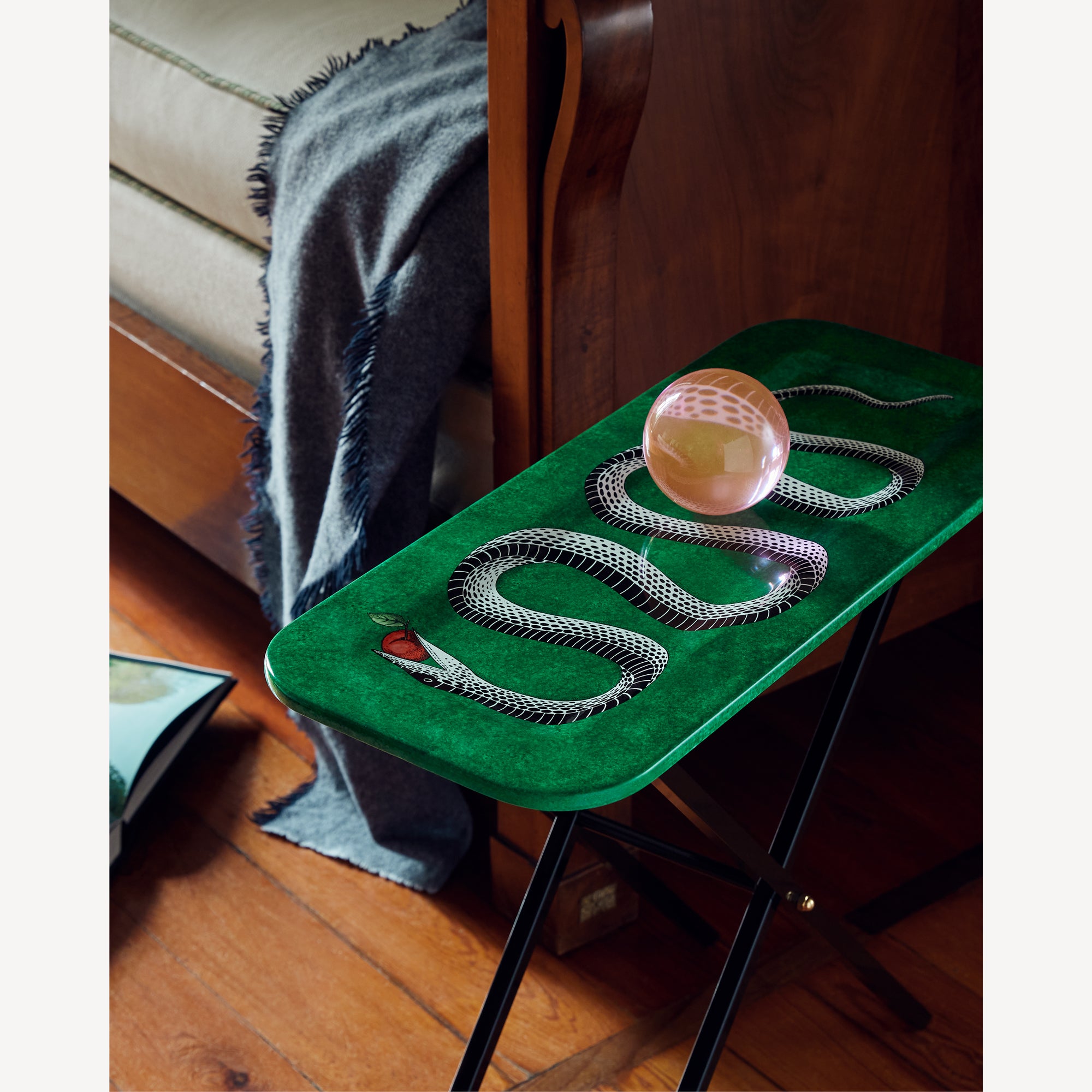 atelier-fornasetti-serpente-tablett-deko-schlangenmotiv image 5